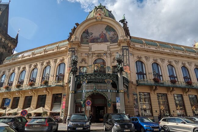 ド素人ながらあれこれ建築を見てまわることが好きで、プラハ、ウィーン、ロンドンの建物を中心にウロウロさまよった旅行記です。<br />前旅行記では、プラハ、ヴルタバ川東岸エリアのアールヌーヴォー建築を中心にウロウロしていたのですが、今回は更に深みにはまってしまいます。<br />アールヌーヴォーのみならず、キュビズム、ポストモダン.....と。<br />まさにプラハの街は建築博物館でした。