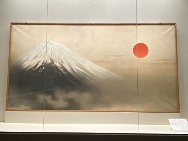雨予報の時間が早まり、予定していた山をキャンセルした早朝。せっかく早起きしたのだから、この際どこかに行こう！と三の丸尚蔵館のチケットを予約し、朝から美術館へ。第一期の若沖が気になっていたのだが、もうすでに期は終わり、第二期の展示になっていた。若沖が見当たらないけど、まぁ横山大観の富士山でも見に行こうかと。<br />展示にカメラマークがついている品は写真OKでした。<br /><br />三の丸尚蔵館ホームページからチケットを予約。<br />https://shozokan.nich.go.jp/<br /><br />出品目録<br />https://shozokan.nich.go.jp/media/exhibition/miyabi2_list_Japanese_1214.pdf<br /><br />ここは相国寺から買った若沖が充実しているから、若沖見にいきたいんだよね。<br />https://4travel.jp/travelogue/11868965<br /><br />https://shozokan.nich.go.jp/collection/?at=search&amp;wArtist_creator=%E4%BC%8A%E8%97%A4%E8%8B%A5%E5%86%B2-115&amp;sortBy=lastUpdated&amp;sortType=asc&amp;hasImage=true