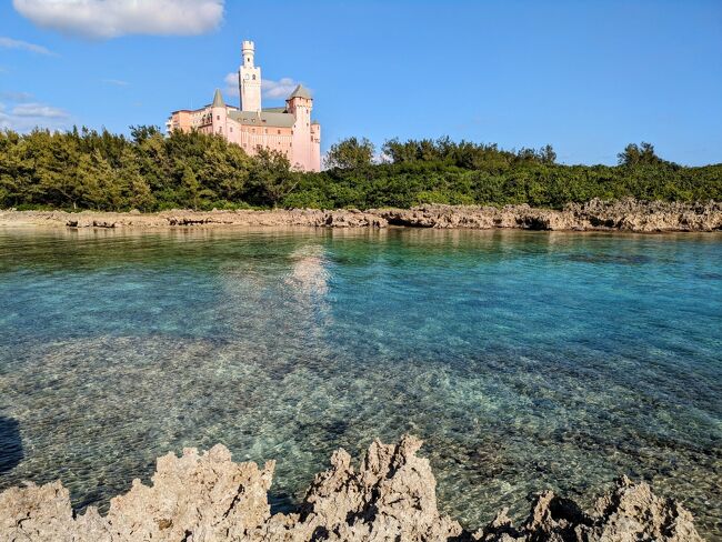 コバルトブルー～エメラルドグリーンの海のグラデーションが見たくて、<br />初めての宮古島旅行を昨年より計画。<br />小さな島だから、来間島、池間島、伊良部島、下地島へも行き、<br />4トラでは有名な17エンドはもちろん、東洋一と言われる前浜ビーチは<br />特にゆっくりお散歩したい。<br />本州が寒い時期に、暖かい宮古島で、南国を感じたい。　<br /><br />1月の宮古島はどんなかな？っと調べてみると、<br />海水浴シーズンではないので、混雑せず、<br />夏よりも、透明度の高い宮古ブルーが見られるとのことでした。<br />さらに、ブーゲンビリアやハイビスカスが咲き誇る季節とのことで、<br />行ってみようか～♪ってなりました。<br /><br />雨や風の強い日もあるかもなので、3泊4日にして、<br />晴れた日にビーチに行きまくり、天気が崩れたらインドア観光する事に。<br />結果、大正解＼(^o^)／<br />天気が悪かったのは1日だけで、初めての宮古島と周辺の島々を<br />満喫できました。<br /><br />1日目は下地島空港から伊良部大橋を渡り、<br />宮古島の南部にあるブリーズベイマリーナに宿泊するので、<br />隣接しているドイツ村や、ブリーズベイマリーナのガーデンを<br />散歩しました。<br /><br /><br />