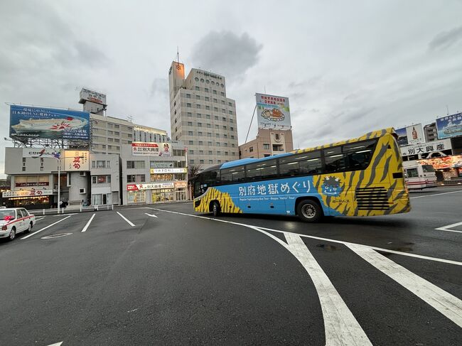 昭和3年、別府観光の祖である亀の井バス創業者・油屋熊八の考案により、日本初の女性バスガイドを乗せた地獄めぐり遊覧バスが誕生。<br /><br />「その名も珍しき 山の中なる 海地獄」<br /><br />当時使われた七五調の一節も聞きながら、観光バスで7つの地獄を回りました。<br />
