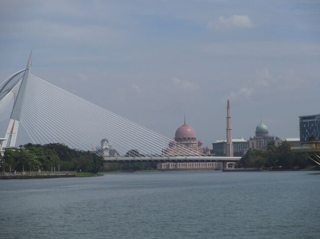 最後の、海外旅行は、台湾の高雄でした<br />このまま台湾に行き続ける手もありましたが<br />変化がほしいということで、昔一度だけ行った<br />マレーシアに行くことにしました<br /><br />(表紙写真は クルーズ船から写したプトラモスク)