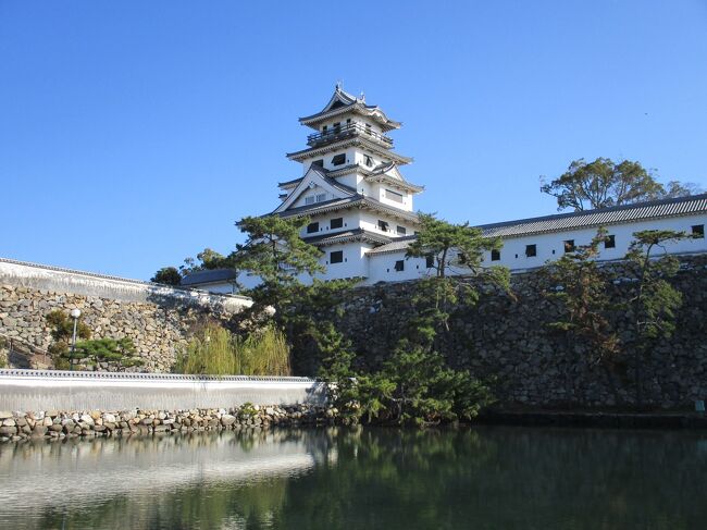 日本100名城の一つ、愛媛県今治市の今治城に行ってきました。<br />今治城は、日本三大海城の一つとして有名です。<br />お城の周辺は埋め立てられてしまっており、見た目ではそうとは分かりませんでしたが、天守の展望台に上がると、海城だったことが良く分かりました。