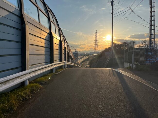 まずは友達と厚木駅から海老名駅まで小田急散歩アプリに沿って散歩<br /><br />海老名駅でもう1人の友達と合流して3人で海老名のサービスエリアまで歩いて行ってメロンパン食べてそっから温泉まで歩く旅