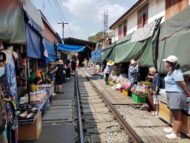 前回の久しぶりのタイ旅行から2ヵ月過ぎた頃<br />まだまだ海外旅への満足度が満たされない日々<br />を悶々と過ごしていました。<br />スカイスキャナーを見ては一喜一憂しつつ<br />やはり『まだまだアジア旅したい!』という<br />欲求は抑えきれず、ポチっ!<br />目的地はバンコクは抑えて<br />後は適当にアジアを繋ぐという感じで。<br />チケット代も考慮し、今回は最初の目的地を<br />シンガポールに決定!<br />そしてただタイ入りするのはつまらないと思い<br />シンガポールからクアラルンプールまでは<br />陸路バスで!そしてクアラルンプールから<br />バンコクまでは安いLCCで<br />飛ぶことにしました。バンコクでは<br />今回が初めてのタイ旅となる海友嬢と合流し<br />バンコク近郊を動き回る旅にして<br />最終3日間はひとりパタヤに行って<br />帰国するという15日間の日程です。<br /><br />旅程<br /><br /> 1日目~2日目<br /> HND23:50発⇒KUL6:30着(D7523)<br /> KUL8:40発⇒SIN9:50着(AK705)<br /> 初のシンガポール街歩き<br /> 3日目<br /> シンガポール市内観光名所巡り<br /> 4日目<br /> バスで陸路クアラルンプールへ<br /> 5日目 <br /> テッパン観光地巡り&食べ歩き<br /> 6日目 <br /> モスク巡りしてバンコクへ<br /> KUL19:15発⇒DMK20:30着(AK888)<br /> 7日目 <br /> あの日本食の食堂でカツカレーランチ<br /> 夕方嬢を迎えにスワンナプーム空港へ<br /> 8日目<br /> バンコク定番観光地&<br /> カオサンでハロウィンを楽しむ<br /> 9日目<br /> アユタヤまでピクニック<br /> 10日目<br /> メーンクローン市場まで鉄道で<br /> アムパワーでマッタリ<br /> 11日目<br /> アムパワー周辺をぶらぶら <br /> 夕方バンコクへ<br /> 12日目<br /> 嬢と別れてパタヤへ<br /> 13日目<br /> パタヤでのんびり<br /> 14日目~15日目<br /> 午後バンコクへ移動<br /> バンコクからマカオ経由で帰京<br /> DMK22:40発⇒MFM2:20着<br /> MFM9:30発⇒NRT14:30着<br /> <br />旅費<br /><br /> ★航空券<br /> HND⇒SIN(エアアジア) ¥20,250<br /> KUL⇒DMK(エアアジア) ¥4,650<br /> DMK⇒NRT(エアマカオ) ¥22,290<br /> ※すべてTrip.comにて予約<br /> ★バス<br /> Golden Mile Tower⇒Perjaya Times Square<br /> Starmart Express 約¥3,830 <br /> ※Bus Online Ticketで予約<br /> スワンナプーム空港⇒ホテル <br /> Bell Travel 約¥1,260<br /> ホテル⇒スワンナプーム空港 <br /> Bell Travel 約¥1,365 <br /> ★宿<br /> シンガポール:Wink @ Mosque Street<br /> ¥8,182(素泊り2泊)<br /> クアラルンプール:Raissa Boutique Hotel<br /> ¥6,786(素泊り2泊)<br /> バンコク:Lodge 61 Hotel<br /> ¥14,897(素泊り4泊)<br /> アムパワー:Ban Mae Arom<br /> ¥3,088(朝食付1泊)<br /> バンコク:Eleven Avenue Suites<br /> 約¥2,923(素泊り1泊)<br /> パタヤ:P Plus Hotel<br /> 約¥8,187(朝食付2泊)<br /> ※アゴダで予約