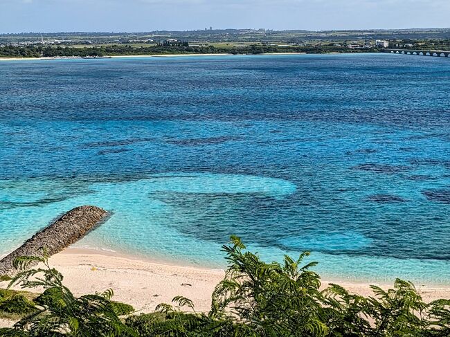 コバルトブルー～エメラルドグリーンの海のグラデーションが見たくて、<br />初めての宮古島旅行を昨年より計画。<br />小さな島だから、来間島、池間島、伊良部島、下地島へも行き、<br />4トラでは有名な17エンドはもちろん、東洋一と言われる前浜ビーチは<br />特にゆっくりお散歩したい。<br />本州が寒い時期に、暖かい宮古島で、南国を感じたい。　<br /><br />1月の宮古島はどんなかな？っと調べてみると、<br />海水浴シーズンではないので、混雑せず、<br />夏よりも、透明度の高い宮古ブルーが見られるとのことでした。<br />さらに、ブーゲンビリアやハイビスカスが咲き誇る季節とのことで、<br />行ってみようか～♪ってなりました。<br /><br />雨や風の強い日もあるかもなので、3泊4日にして、<br />晴れた日にビーチに行きまくり、天気が崩れたらインドア観光する事に。<br />結果、大正解＼(^o^)／<br />天気が悪かったのは1日だけで、初めての宮古島と周辺の島々を<br />満喫できました。<br /><br />2日目その1は、イムギャーマリンガーデン、東平安名埼から<br />来間島へ。パチャの石段、竜宮城展望台、東農村公園など見学しました。<br />