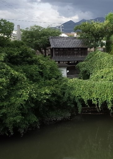 日本で２番目の長さ(12.1km)を誇る遠賀堀川は、福岡藩が着工から141年後にようやく開通しました。運河/灌漑用水として建設され、20世紀前半まで計り知れない経済効果をもたらしました。<br />遠賀川/支流/岡森用水路と連携して構築された高度な集水システムを、展示と実地で追い掛けます。源流から河口へ向けての移動が自然ですが、歴史的経緯を鑑みて河口から遡ります。<br />展示は、折尾駅の案内板/水巻町の案内板/中間市歴史民俗資料館を中心にしています。