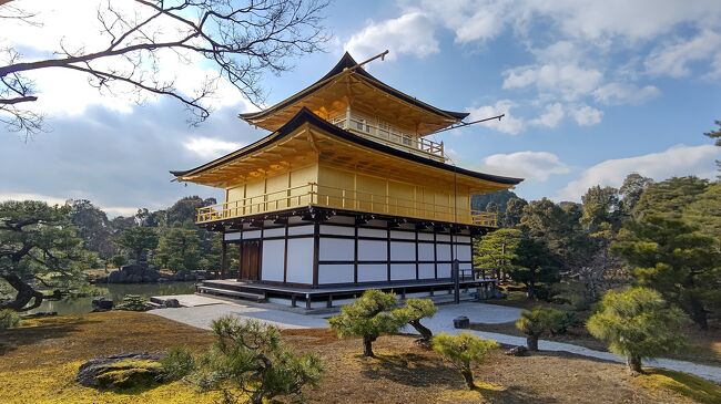 1/9は京都に行きました。<br />年に５～６回来てるので特に感想もないが関西に来たら行きたくなるところ。行ったところで特に変わりはないんだけど・・・<br />四条河原町について八坂神社。いつもその後清水寺に行くのですが体調を考慮しバスで銀閣寺、金閣寺に行って早めに大阪に戻りました。さすがの京都もこの時期は閑散とします。