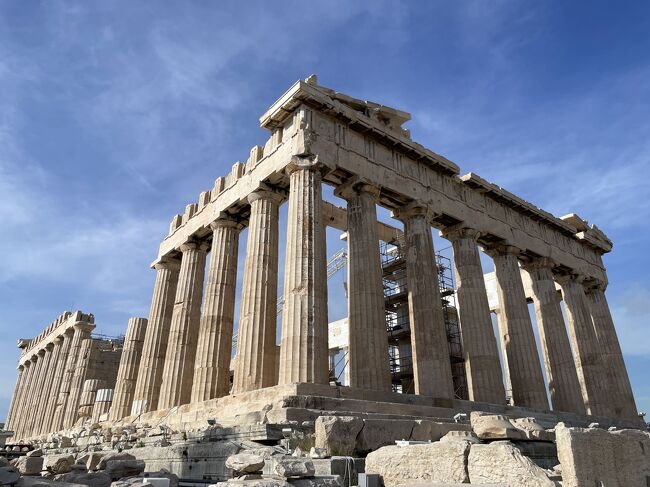 2日目、観光開始です。<br />本日はアテネの考古学博物館、パルテノン神殿を見学後、神殿の見えるレストランで昼食、それからオリンピアへ290ｋｍ移動します。ガイドさんに解説してもらえる博物館は面白く、パルテノン神殿が思ったより高いところにあったり、やはり現地に来てみないとわからないことはたくさんあり、有意義な一日でした。<br /><br />1/16(火）TK0051 1015成田発1810イスタンブール着　TK1845 1945イスタンブール発2015アテネ着　アテネ泊<br />★1/17(水）アテネ観光（アクロポリス、競技場、シンタグマ広場、国会議事堂、考古学博物館）オリンピア泊<br />1/18(木）オリンピア観光（オリンピア遺跡、オリンピア博物館）ワイナリー　デルフィ泊<br />1/19(金）デルフィ観光（デルフィ遺跡、考古学博物館）　カランバカ泊<br />1/20(土）メテオラの奇岩と修道院観光　アテネ泊<br />1/21(日）1日エーゲ海クルーズ（イドラ島、ポロス島、エギナ島）アテネ泊<br />1/22(月）TK1844 0950アテネ発1220イスタンブール着　TK0050 1520イスタンブール発<br />1/23(火）0830成田着