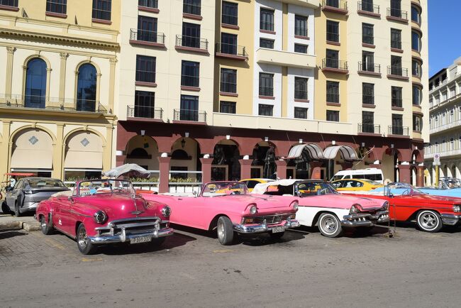 2023年末から2024年始にかけて、一人でキューバに行ってきた。<br />キューバと言えば、植民地時代の名残が色濃く残るハバナ旧市街の街並みや革命前から走る50年代のアメ車など独特の景観と文化で知られ、「キューバに行く」と言うと周囲の知人からもかなり興味を持たれた。<br />一方で米国からの経済制裁の影響もありあらゆる面でキューバは独自路線を固持しており、特に複雑な貨幣制度が実際に訪れる観光客にとっては大きなネックである。情報の少なさもこれに拍車をかけている。現に私はお金の面でいろいろと失敗をしたので、これから訪れる人の役に立ってほしいとの思いから実用的な話、特に金銭事情に的を絞って記していく。<br /><br />このような目的で書いたため長文で固い旅行記になってしまったことはご容赦いただいきたい。また、年末年始の特殊な時期であり滞在期間が短くハバナ旧市街に偏っているため限定的な情報であることもご理解いただきたい。<br /><br />　前編：入国・金銭事情<br />　後編：観光・買物事情<br />に分けて書いていく。
