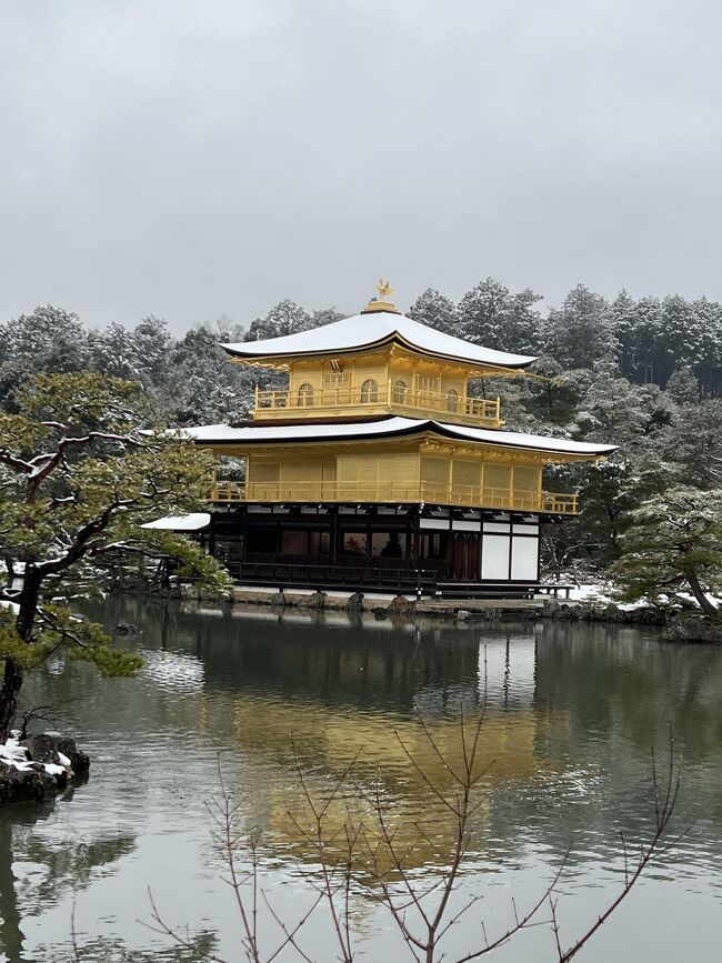 所用で京都に行ったところ、雪が降ってきました。<br /><br />「そうだ、雪の金閣寺行こう」<br /><br />京都に雪が降ると、写真を撮ろうと多くのカメラ好きの人が金閣寺に行くので<br /><br />けっこう混むというを聞いたことがあるんですが、<br /><br />雪の降る日に京都にいることも、なかなかないと思うので、行ってみることにしました。