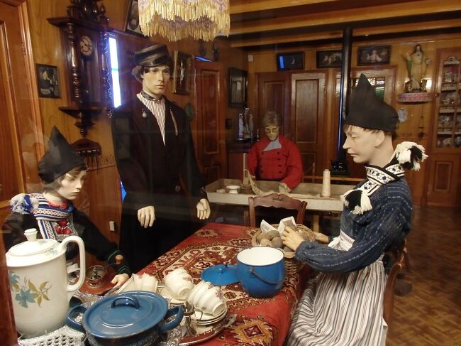 フォーレンダム博物館は、民族衣装やフォーレンダムの民俗・歴史に関する資料がたくさん展示されているところです。<br /><br />この地方独特の民族衣装を身に纏った等身大の人形を使って、19世紀～20世紀の伝統的な人々の暮らしが再現されていて、小さい博物館ですが、なかなか見応えがありました。<br /><br />☆&#39;.･*.･:★&#39;.･*.･:☆&#39;.･*.･:★&#39;.･*.･:☆&#39;.･*.･:★&#39;.･*.･:☆&#39;.･*.･:★&#39;.･*.･:☆&#39;.･*.･:★<br /><br />【スケジュール】<br /><br />4月16日(日）関空発<br />4月17日(月)ドバイ乗り継ぎ→アムステルダム空港→ザーンデイク（ザーンデイク泊）<br />4月18日(火)ザーンセ・スカンス観光→エダム　　　　　　　（エダム泊）<br />4月19日(水)フォーレンダム＆マルケン島訪問　　　　　　　（エダム泊）<br />4月20日(木)エダム→ロッテルダム　　　　　　　　　（ロッテルダム泊）<br />4月21日(金)キンデルダイク＆ドルドレヒト訪問　　　（ロッテルダム泊）<br />4月22日(土)デン・ハーグ＆ライデン訪問　　　　　　（ロッテルダム泊）<br />4月23日(日）ロッテルダム→デルフト　　　　　　　　　（デルフト泊）<br />4月24日(月)キューケンホフ公園＆在オランダ日本国大使館訪問（デルフト泊）<br />4月25日(火)デルフト→ヒートホールン 　　　　　　（ヒートホールン泊）<br />4月26日(水)ヒートホールン→ハルリンゲン　　　　　 （ハルリンゲン泊）<br />4月27日(木)ヒンデローペン＆スタフォーレン訪問　　（ハルリンゲン泊）<br />4月28日(金)ハルリンゲン→アムステルダム　　　　（アムステルダム泊）<br />4月29日(土)PCR検査＆アムステルダム市内観光　　（アムステルダム泊）<br />4月30日(日)アルクマール訪問＆アムステルダム市内観光（アムステルダム泊）<br />5月 1日(月)アムステルダム空港→ドバイ空港<br />5月 2日(火)ドバイ空港→関空