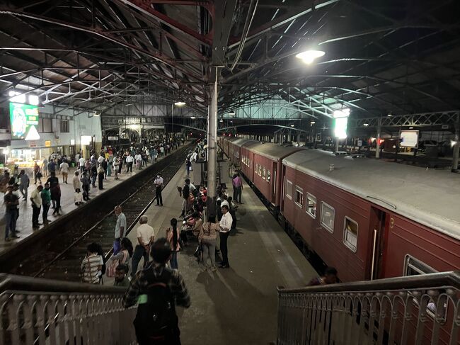 ずっとあこがれの地であった、インド南東に浮かぶ島国スリランカ。広軌の鉄道に乗ってみたいし、シギリヤも行ってみたい。<br />エアアジア乗り継ぎの弾丸行程で行ってきました。<br /><br />羽田からクアラルンプール乗り継ぎでコロンボへ。街をぶらつきます。