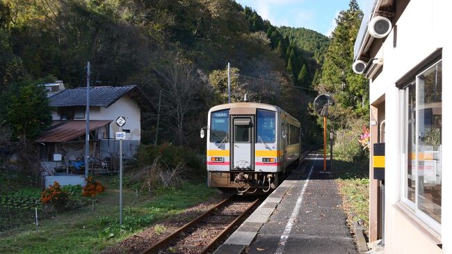 芸備線はJR西日本のローカル線で、広島駅から岡山県新見市を結ぶ約１６０キロのローカル線です。<br />広島駅付近は広島都市圏の鉄道として利用者は多いですが、山間部は利用者の極めて少ない路線です。<br />特に備後落合駅から東条駅間は輸送密度なんと１６人。<br />つまり１日８人の方が往復するだけ、列車本数も１日３本しかありません。<br />この地域の駅やその周辺の町はどんなものなのか、車でまわってみました。<br /><br />https://www.youtube.com/watch?v=_GaD77b4Txs