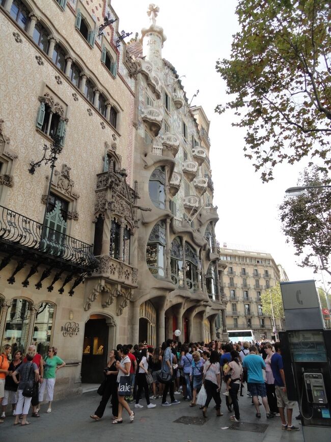 旅行5日目。この日の午前で参加していた学会が無事に終了したので、午後はバルセロナの市内観光へ。<br /><br />バトリョ邸を見に行ってきました。