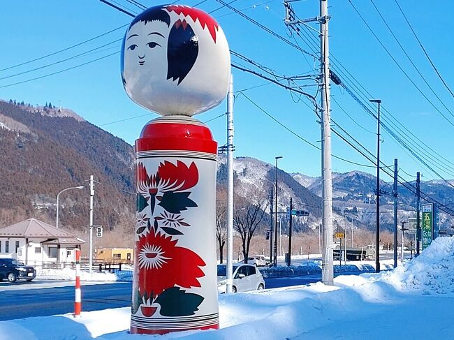 2024年の鉄たび始めと絡めて選んだ行き先は「鳴子温泉」<br /><br />ストーブ列車の行き先は他にも<br />盛岡 = 遠野<br />郡山 = 喜多方<br />仙台 = 女川<br />秋田 = 五所川原<br />秋田 = 横手 がありました。<br />「鳴子温泉」を選んだのは日程もあったけれど他にも理由がありました。<br /><br />それは「こけし」<br />わたくし収集癖がありまして(笑)<br />カエルの置物やテディベア、Playmobileなどを細々と集めていますが<br />ここ数年、熱くなっているのが「こけし」<br /><br />きっかけは通勤時に立ち寄る駅ビルのセレクトショップで見かけたカワイ子ちゃん<br />その子の出身が鳴子でした。<br /><br />イメージ的には昭和な一軒家(平屋)の実家の戸棚に必ずいた「こけし」<br />大きい子ではなく今は小さい子もいるんですよ。<br />都会で会った子の実家(工房)をメインに「こけし三昧」しちゃおう。<br /><br />こちらの趣味だけだと申し訳ないので・・・<br />夫は「温泉三昧」してもらおうかとおもい自家源泉が4種類あるお宿を選んでみました。<br /><br /><br />◆ ◇ ◆ □ ■ □ ◆ ◇ ◆ □ ■ □ ◆ ◇ ◆ □ ■ □ ◆ ◇ ◆ □ ■ □ ◆ ◇ ◆ <br /><br />2024/01/27<br /><br />鳴子温泉駅到着後、宿に向かいながら鳴子温泉街を散策<br /><br />宿泊:鳴子温泉 「義経ゆかりの湯 姥乃湯」<br /><br />2024/01/28<br />ふたたび、鳴子温泉 散策<br /><br /><br />桜井こけし<br />https://sakuraikokeshi.jp/