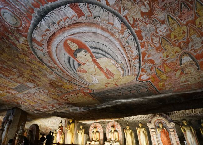 スリランカの旅４日目は、2泊したシギリヤから世界遺産のダンブッラ石窟寺院へ。ランギリ・ダンブッラの石窟寺院は、1991年に世界遺産に登録された石窟寺院でスリランカにおいて、最も保存状態がよい石窟寺院として知られています。そのあと、やはり世界遺産になっている聖地キャンディへ。本日はキャンディで宿泊です