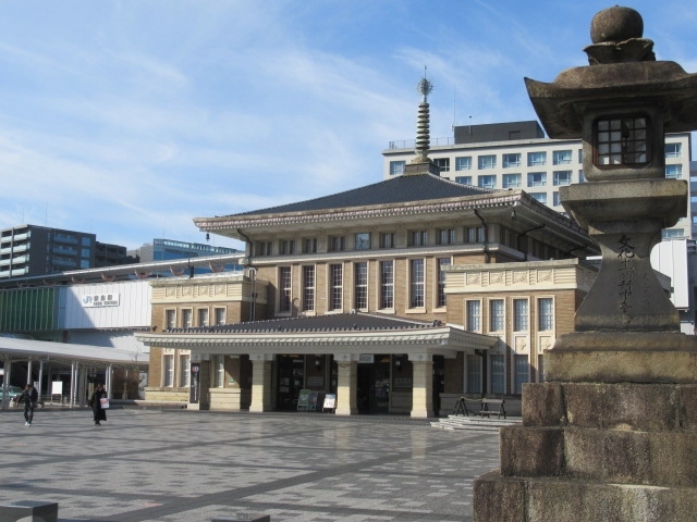 JR奈良駅から三条通を東へやすらぎの道を散策し興福寺へと向かいます。