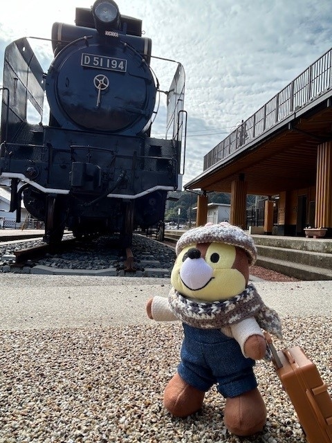 2024年初頭からいきなり私は満身創痍でした。<br />詳しくは前の旅行記で。<br />https://4travel.jp/travelogue/11882179<br /><br />今回はそんな傷を癒すべく中国地方へ行ってまいりました。<br />初日は津和野で街歩き、2日目は秋芳洞へ。<br /><br />津和野は初めての訪問でしたが、平日だったからか人も少なくゆっくり街歩きを楽しめました。<br />ところで、萩・津和野で一緒くたに紹介されてるけどそれぞれ結構離れてるよね?笑<br /><br />今回の旅のお供はチップ&デールのチップさんです。