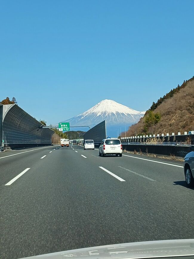 今だに生の富士山を見たことないあめちゃん夫婦<br />新幹線からでもいつも天気が悪くお目にかかる事がなく<br />この歳になりました<br /><br />ロゼシアター富士で「南こうせつ 伊勢正三」のコンサートを<br />見に行く事が決定し、憧れの富士山に会える事が実現しました<br /><br />1日目　 大阪から車で湯河原温泉<br />　　　昼食　浜松SA (石松餃子)	<br />　　　夕食　チャーリーズ(イタリアン)<br /><br />2日目　 湯河原→忍野八海→富士市コンサート<br />　　　朝食　コンビニ 	<br />　　　昼食　庄や(ほうとう)<br />　　　夕食　魚がし鮨 流れ鮨 (お寿司)<br /><br />3日目　 富士市→信栄寺(浜松)→大阪<br />　　　朝食　ホテル 	<br />　　　昼食　刈谷SA (だしまきサンド)<br /><br />2月9日  エクシブ湯河原離宮 宿泊<br />2月10日 くれたけイン富士山 宿泊<br /><br />1日目は大阪から車で湯河原温泉までの<br />友人夫婦4人での旅物語です<br />