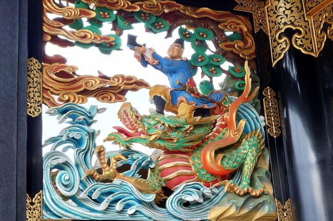 2024年1月。新春の京都へ。辰年にちなんで、龍を探しに出かけました。<br /><br />その２は京の冬の旅の特別公開。西本願寺の飛雲閣や、廬山寺本堂、相国寺慈雲院など。龍は京都国立博物館や、西本願寺の唐門に。京の冬の旅のスタンプラリーでいただいた俵屋吉富の「雲龍」にも。<br /><br />・京都国立博物館の特別展「辰づくし」<br />・細見美術館<br />・興正寺から西本願寺へ<br />　　唐門内外、御影堂、阿弥陀堂、特別拝観の飛雲閣<br />・京の冬の旅　特別公開<br />　　廬山寺、相国寺慈雲院<br />・京菓子資料館でスタンプラリーのお菓子、俵屋吉富の雲龍をいただく<br /><br />表紙写真は、西本願寺唐門の外側、龍神に乗って沓を捧げる張良の図
