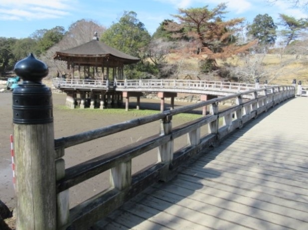 興福寺と猿沢池の観光を終え南方向にある「元興寺」から「荒池」「浮見堂」へとお散歩しました。