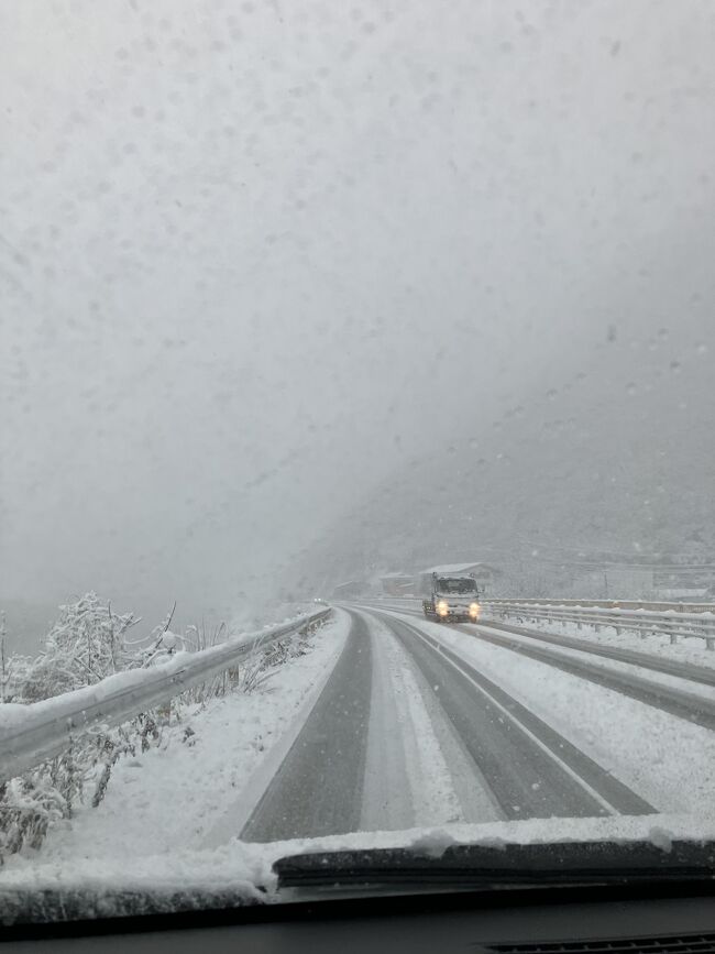 長野市に用事があって、たまには温泉に泊まってみようと、「雪国で湯めぐり」、と計画。非常にコスパの良いプランだったのですが、なんと久しぶりの大雪の予報！早めに出て関越へ。途中からどんどん雪が降り始めます。ドキドキ。<br /><br />宿泊した「旬樹庵　若の湯」のシニア割では、「湯本　柏屋」、「ホテル　プラトン」、「湯楽 ゆうざん」と全部で4箇所の「湯めぐり」が出来ます。<br /><br />写真は上田市あたりの一般道。