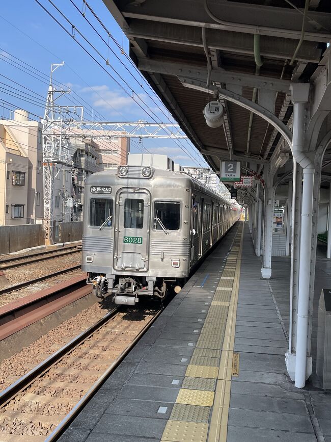 旅行記は、都合により2部制とします。2日目のものは、完成し次第掲載します。しばらくお待ちください。<br /><br />2日目：準備中<br /><br /><br />1月22日から１泊2日で、大阪に行ってきた。しかし、今回の旅行は、大阪を走るさまざまな鉄道車両に乗車することに重きを置いていたため、観光はあまりしていない。そのため、大半の方には参考にならないかもしれないが、だからといって旅行記にしないのは心がモヤモヤするため、一応旅行記にまとめることとした。<br /><br />今回は「大阪周遊パス」というフリー切符を利用した。本券は1日券と2日券があり、1日券は大阪メトロと指定区間内までの各私鉄、一部を除く大阪シティバス各線、2日券は大阪メトロ各線と一部路線を除く大阪シティバスが利用できる。観光案内所や一部駅窓口で購入できるが、券売機では購入できないので注意が必要。また、利用する際は自動改札機を通ることができる。加えて、一部施設で優待を受けることができたり、無料で利用できたりするため、大阪観光ではぜひ活用していただきたい切符だ。<br /><br />ちなみにネットで購入し、後日観光案内所で受け取ることもできる。<br /><br />①成田空港→関西空港<br />今回は新幹線ではなく、飛行機を利用した。というのも、新幹線より飛行機をりようしたパック旅行の方が安かったため、価格重視で飛行機を選択した。航空会社はLCCのピーチアビエーション。ピンク色が特徴の航空会社である。<br />朝の便を利用したのだが、座席は満席。外国人の姿も多くみられた。関西空港までは1時間半前後であり、往路は約1時間40分かかった。<br /><br />関西空港は第2ターミナルを使用。第2ターミナルは第1ターミナルから離れており、第1ターミナルまでは連絡バスを利用する必要がある。鉄道は、第1ターミナルを発着する。<br /><br />②南海高野線（汐見橋線）乗車<br />汐見橋線は、岸里玉出－汐見橋間を結ぶ路線で、高野線の支線である。高野線（本線）からの直通列車はなく、全列車が先述した区間内の運行となっている。また使用車両も2両編成と短く、「都会のローカル線」である。<br />私が乗車した時は乗客は数人しかおらず、ガラガラであった。しかし、沿線に学校があったため、通学時間帯は混雑するのだろうと思う。<br /><br />③南海6000系　復刻デザイン車両乗車。<br />南海6000系は、南海で最も古い車両で、登場してから今年で62年となる。新型車両への代替で、2025年度で引退する予定となっている。現在は2本が登場時の無塗装デザインに戻され、運用に就いている。<br /><br />④大阪メトロ中央線乗車<br />大阪メトロ中央線は、2024年2月5日現在、本年度中の引退が予定されている20系と24系、今後の中央線の主力車両400系、2025年開催予定の大阪万博の増発用として導入された400系の4種類の列車が運行されている。<br />今回乗車したのは、30000A系と400系。特に400系は印象に残る車両で、一人掛けの座席は、乗り心地が良かった。<br /><br />⑤阪堺電車モ161形乗車<br />モ161形は、定期運行車両では日本最古と言われている車両で、登場してから90年以上たっても現役で走り続ける超長寿車両だ。現在は貸し切り運行がメインであるが、イベント時には定期列車で運行されることもあり、特に住吉大社初詣時には現有車両がフル稼働することもあるという。<br /><br />モ161は、今回のお目当ての一つ、というか、この車両が走っているから1月に行ったと言っても過言ではない。過去に何回か乗車を試みたが、やっと乗ることができた。<br /><br />発車すると、重厚感のあるモーター音が車内に響いた。あまりにも大きな音のため、一部の乗客が顔を上げたり、周囲を見回したりしていた。私は、途中の神ノ木駅で降車した。<br /><br />沿線や車内にも鉄道ファンの姿があり、下車駅の神ノ木駅でも、複数人がカメラを構えていた。<br /><br />⑥JR大阪駅（うめきたエリア）利用<br />うめきたエリアとは、2023年に開業したJR大阪駅の地下ホーム。現在はおおさか東線や一部の特急が乗り入れているが、2031年に開業を目指す「なにわ筋線（※）」も通る予定である。また、うめきたエリアは、JR西日本が最新技術を検証する「JR　WEST　RABO」の中心にも位置付けられている。<br />今回は時間の関係でじっくり見れなかったが、次来たときは色々探検したいと思う。<br /><br />（※）大阪－難波－関西空港間を結ぶ鉄道路線で、JR、阪急、南海が相互直通運転を行う予定。阪急は、新大阪駅と十三を経由しなにわ筋線に合流する連絡線を整備する予定だ。<br /><br />そしてイカ焼きを食べて、ホテルへと帰った。ホテルに着いたのは夜11時半ごろ。フリー切符も、十分元が取れただろう。<br /><br />※写真のクオリティはご容赦ください。
