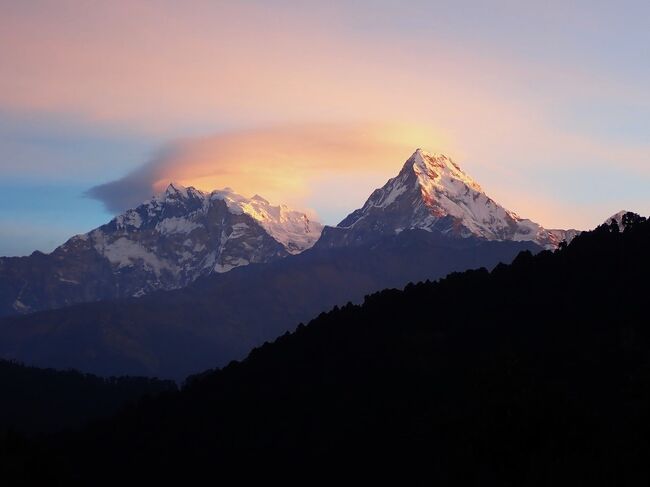 　ネパール周遊記12. 　2023年11月1日に日本を発ち、11月28日に帰国した。ネパールに向かう飛行機から8千m峰の4峰を見て、エベレストの遊覧飛行で、8千ｍ峰のチョオーユーとシシャパンマを見た。その後、ヒンズー教とチベット仏教の聖地が共存する標高3842mのカリンチョーク（Kalinchowk）を訪れ、帰りに古都のバクタプルに立ち寄った。カトマンズではタメル地区、ダルバール広場、ボダナート、パシュパティナートを訪れ、その後ポカラからベニを経て、タトパニ温泉、アンナプルナやダウラギリ山群を見るために標高3313mのMohare Dandaに登った。帰りはシンハ硫黄泉（Singa Tatopani）で入浴し、ポカラに戻りサランコットで一泊した。それからポカラ東南東の宿に泊まったが、マナスルの眺めは不十分だったが、帰りの飛行機からマナスルが見えた。カトマンズではパタンや黄金寺院を訪れた。<br />　ここではタトパニ温泉からベニに戻り、ラムチェに行く乗り合いジープを探し、夕方にアーナンダ（Aaldanda）の宿までを記した。<br />