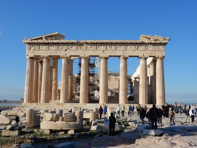 旅行記「お家で大英博物館 行く前も行った後もグーグルマップで楽しめます」の Room 18 Greece: Parthenon ギリシャの Parthenon sculptures を見て以来、1～2年以内には、アテネに行ってパルテノン神殿を見ようと思っていたのに、コロナ禍で3年半以上も来る事が出来なかった。<br />暫く振りの旅行で不安だったので、添乗員同行に参加する事にして、先ず成田を飛び立った。(旅行記「久し振りのフライトで、上空から雪一面に覆われた中国を眺められてラッキーだった」 https://4travel.jp/travelogue/11879791/ )<br />アテネの観光は5日目になります。行程は以下の通り<br />09:00 ホテルを出発し、窓外観光しながらアクロポリスへ<br />Omonoia Square アテネ旧議会議事堂 シンタグマ広場<br />09:15 Akropolē バス停付近で下車<br />【世界遺産】アクロポリスの丘のパルテノン神殿を含む遺跡<br />09:20 ガイドによる説明を受けた後、アクロポリスに入場<br />Odeon of Herodes Atticus 展望台<br />プロピュライア<br />パルテノン神殿 北西角ガイドポイント<br />パルテノン神殿 北東角ガイドポイント<br />ロマとアウグストゥスの神殿跡<br />パルテノン神殿 View point<br />10:05 ギリシャ国旗掲揚台 Belvedere からの眺めを見た後自由散策<br />アクロポリス 公共トイレ(Old Acropolis Museum建物内)<br />工事引込線 &amp; 大砲<br />カルコテケ<br />アルテミス･ブラウロニアの聖域<br />ブーレの門<br />10:30 Acropolis 入場口に再集合した<br />Odeon of Herodes Atticus 前を通り<br />土産物ショップで30分程<br />11:20 ツアーバスに乗りアテネ市内観光 車窓 シンタグマ広場 国会議事堂<br />11:33 第1回近代オリンピックスタジアムにて写真ストップ<br />The Runner<br />Polis Park(Euangelismos バス停付近) 警察の駐車場かなと思っていたが、検索すると民間の駐車場だった<br />War Museum Athens<br />11:55 無名戦士の墓 衛兵交代を車窓から<br />12:00 Melina Mercouri Monument 前近くで下車 本日の観光終了<br />午後は自由行動でここからは個別行動となった。<br />ハドリアヌス凱旋門を見学し、ゼウス神殿を見て、<br />土産物でマグネットを購入<br />新アクロポリス美術館前の地下にある遺跡を見た<br />地下鉄Acropoli駅構内の遺跡展示を見て<br />リシクラテス記念碑<br />ミトロポレオス大聖堂<br />Kapnikarea<br />ハドリアヌスの図書館<br />Monastiraki Square<br />アテネ中央市場<br />Statue Of Pericles<br />Stani でドーナツを買い、通りで食べた<br />14時頃 宿泊先のクリスタル シティ ホテルに辿り着いた。<br />添乗員に着いて周る観光は楽でも日本語しか喋らないので外国に来た様な気がしない。自由行動で街を歩いてやっと外国にいるんだと気分を味わえた。<br /><br />