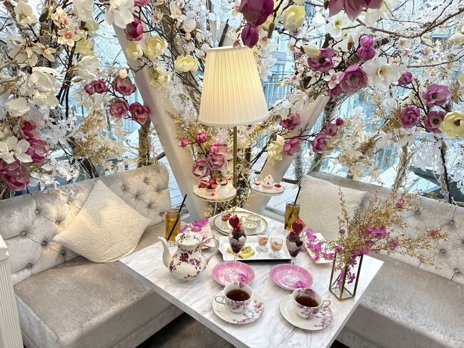 ◆ 東京・表参道【Haute Couture Cafe】<br /><br />2023年7月23日、【オートクチュールカフェ】が表参道にオープン!<br /><br />中目黒にもある女子に人気のカフェ。<br />フラワーいっぱいの映えな店内でアフタヌーンティーセットをいただきます♪<br /><br /><Pink Magnolia Afternoon Tea><br /><br />バレンタインシーズンの表参道店。<br />アフタヌーンティーもピンクのスイーツたちがかわいいスタンドに様変わり<br /><br />◆ ピンクマグノリアアフタヌーンティー 5,500円<br /><br />〇 Parfait Sweetcherry and chocolate<br /><br />甘酸っぱいチェリーと甘さ控えめのミルクチョコレートが<br />好相性なパルフェ。<br />あっという間に底が見えてしまう禁断組み合わせをお楽しみ下さい。<br />パルフェは下からチョコレートソース、チェリーのジュレ、<br />チョコレートクランチ、チェリーシャンティ、チェリー、グラノーラ、<br />ミルクチョコレートアイスクリーム、チョコレートなっております。<br /><br /><スイーツ><br />〇 苺ショートケーキ<br />〇 苺とチョコレートのタルトレット<br />〇 ラズベリーとチョコレートのマカロン<br /><br />〇 あまおうとバニラのムースケーキ<br />〇 レアチーズケーキ、苺、シトラスジュレのグラスヴェリーヌ<br /><br /><セイボリー><br />〇 蟹味噌とカリフラワーのポタージュ<br /><br />〇 エビとアボカドのカクテルサラダ<br />〇 イカ、とびっこ、チーズのデニッシュタルティーヌ<br /><br />〇 トマトとチーズのリゾット<br /><br />〇 チキンとじゃがいもの白ワインハーブグリル<br /><br /><ドリンク>以下のドリンクが飲み放題になります。<br />〇 Earl Gray(ice/hot)<br />〇 Darjeeling(ice/hot)<br />〇 Strawberry & Raspberry(ice/hot)<br />〇 Camomile & Orange(ice/hot)<br />〇 Caramel rooibos(ice/hot)<br />〇 Coffee (Ice/Hot)<br /><br />◆ 東京・表参道【ANNIVERSAIRE CAFE】<br /><br />2023年9月8日、【アニヴェルセル カフェ 表参道】がオープン!<br /><br />リノベーション後は店内もがらりと変わりました。<br />テラスには桜などピンクのお花が飾られています。<br />期間限定のアフタヌーンティーセットもあります。<br /><br />◆ 東京・表参道「FENDI」<br /><br />2023年2月11日に移転オープンした「パラッツォ フェンディ 表参道」で<br />お買い物♪<br /><br />◆ 東京・表参道【WASEDAYA】<br /><br />2024年1月5日、韓国料理店【早稲田屋】がオープン!<br /><br />雑貨店【AWESOME STORE(オーサムストア)】の跡地にオープンしました。<br /><br />店内には俳優のペ・ヨンジュン氏、マ・ドンソク氏、韓国ドラマ『梨泰院クラス』の<br />パク・ソジュンさんなどのお名前があります。<br />ATEEZ(エイティーズ)のミンギと?、THE BOYZ(ドボイズ)のSANGYEONの<br />サイン入り色紙などもあります。<br />サンヨンくんは東京の『有楽町よみうりホール』で行われているミュージカル<br />「愛の不時着」に出演しています。<br /><br />◆ 東京・明治神宮前〈原宿〉【graniph】【graniph Cafe】<br /><br />2023年12月21日、フラッグシップストア【グラニフ東京】、<br />2階に【グラニフカフェ】がオープン!<br /><br />かわいいオリジナルドーナツをいただきます。<br /><br />◆ 東京・明治神宮前〈原宿〉【Latte Pocket】【RAINBOW PANCAKE】<br /><br />2023年12月2日に【レインボーパンケーキ】の1階に3Dラテアート専門店<br />【ラテ ポケット】がオープン!<br /><br />◆ 2023年10月2日、わらび餅ドリンク店【原宿いちご】がオープン!<br /><br />◆ 東京・明治神宮前〈原宿〉【GODIVA dessert】【Sulbing Cafe】<br /><br />2023年7月15日にオープンした【ゴディバ デザート】原宿店の2階に<br />2023年8月14日に【ソルビンカフェ】原宿店がオープン!<br /><br />◇ 東京・明治神宮前〈原宿〉『Laforet HARAJUKU』<br /><br />『ラフォーレ原宿』<br /><br />◆ 東京・明治神宮前〈原宿〉『ラフォーレ原宿』2F<br /><br />2024年1月6日、二吉軒監修の豆乳豆花専売店【豆漿日和】がオープン!<br /><br />吉祥寺にもオープンしました<br /><br />◆ 東京・表参道「Tiffany & Co.」<br /><br />2023年9月13日、「ティファニー」表参道店がオープン!<br /><br />◆ 東京・表参道【ANNIVERSAIRE CAFE】<br /><br />2023年9月8日、【アニヴェルセル カフェ 表参道】がオープン!<br /><br />◆ 東京・表参道【SO TARTE】<br /><br />2023年6月17日、タルト専門カフェ【ソータルト】表参道店がオープン!<br /><br />◆ 東京・表参道【Hanikam Chocola Tea】<br /><br />2023年7月28日、チョコレートドリンク専門店<br />【ハニカムショコラッティー】がオープン!<br /><br />◆ 東京・表参道【Afternoon Tea LOVE&TABLE】<br /><br />2013年10月2日、カフェ【アフタヌーンティー・ラブアンドテーブル 表参道】が<br />オープン!<br /><br />◆ 2023年12月18日、焼肉店【やきにく 山笑ふ】表参道店がオープン!<br /><br />2階のしゃぶしゃぶ【山笑ふ】表参道店の1階にオープンしました。<br /><br />◆ 東京・表参道【croshu&nut'smilk's smoothie's】<br /><br />2023年10月5日、クロワッサン×シュークリームの<br />クリームクロワッサン【クロッシュ】表参道店がオープン!<br /><br />◆ 東京・明治神宮前〈原宿〉【BPC donuts】<br /><br />2023年7月7日、熟成発酵ドーナツ専門店<br />【ビーピーシードーナツ】表参道店がオープン!<br /><br />◆ 東京・明治神宮前〈原宿〉「LACOSTE」原宿店 2F【Le Café Lacoste】<br /><br />2023年12月16日、「ラコステ」のカフェ【ル カフェ ラコステ】がオープン!<br /><br />◆ 東京・表参道【GONTRAN CHERRIER】<br /><br />2021年7月10日、フランス発ブーランジェリー【ゴントラン シェリエ 東京<br />青山店】がオープン!