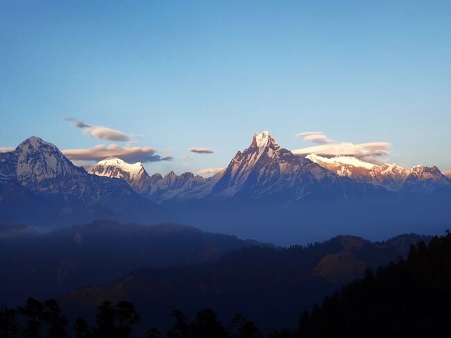 ネパール周遊記1４.  　 2023年11月1日に日本を発ち、11月28日に帰国した。ネパールに向かう飛行機から8千m峰の4峰を見て、エベレストの遊覧飛行で、8千ｍ峰のチョオーユーとシシャパンマを見た。その後、ヒンズー教とチベット仏教の聖地が共存する標高3842mのカリンチョーク（Kalinchowk）を訪れ、帰りに古都のバクタプルに立ち寄った。カトマンズではタメル地区、ダルバール広場、ボダナート、パシュパティナートを訪れ、その後ポカラからベニを経て、タトパニ温泉、アンナプルナやダウラギリ山群を見るために標高3313mのMohare Dandaに登った。帰りはシンハ硫黄泉（Singa Tatopani）で入浴し、ポカラに戻りサランコットで一泊した。それからポカラ東南東の宿に泊まったが、マナスルの眺めは不十分だったが、帰りの飛行機からマナスルが見えた。カトマンズではパタンや黄金寺院を訪れた。<br />　モハレダンダ(Mohare Danda)からアールダンダ（Aaldanda）で一泊後、ゆっくり歩きながらナンギを経てレクファント（Lekhfant）までの下山路について書いた。<br />