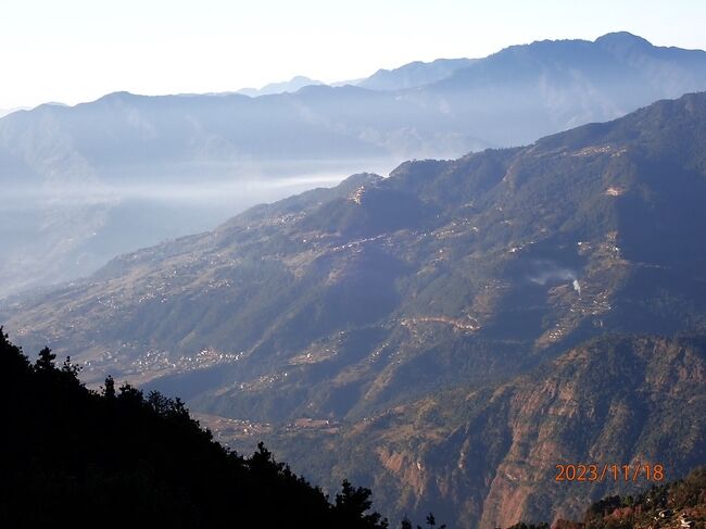 ネパール周遊記1５.  　 2023年11月1日に日本を発ち、11月28日に帰国した。ネパールに向かう飛行機から8千m峰の4峰を見て、エベレストの遊覧飛行で、8千ｍ峰のチョオーユーとシシャパンマを見た。その後、ヒンズー教とチベット仏教の聖地が共存する標高3842mのカリンチョーク（Kalinchowk）を訪れ、帰りに古都のバクタプルに立ち寄った。カトマンズではタメル地区、ダルバール広場、ボダナート、パシュパティナートを訪れ、その後ポカラからベニを経て、タトパニ温泉、アンナプルナやダウラギリ山群を見るために標高3313mのMohare Dandaに登った。帰りはシンハ硫黄泉（Singa Tatopani）で入浴し、ポカラに戻りサランコットで一泊した。それからポカラ東南東の宿に泊まったが、マナスルの眺めは不十分だったが、帰りの飛行機からマナスルが見えた。カトマンズではパタンや黄金寺院を訪れた。<br />　ここではレクファントの宿と、そこから乗り合いジープでベニまでの行程を書く。