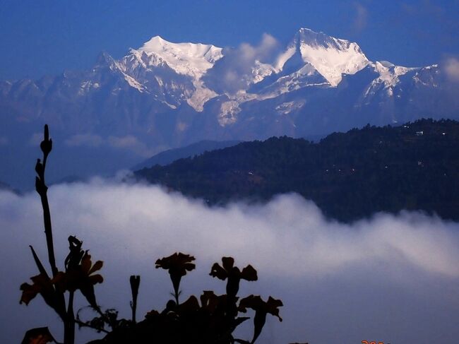 　ネパール周遊記18. 　 2023年11月1日に日本を発ち、11月28日に帰国した。ネパールに向かう飛行機から8千m峰の4峰を見て、エベレストの遊覧飛行で、8千ｍ峰のチョオーユーとシシャパンマを見た。その後、ヒンズー教とチベット仏教の聖地が共存する標高3842mのカリンチョーク（Kalinchowk）を訪れ、帰りに古都のバクタプルに立ち寄った。カトマンズではタメル地区、ダルバール広場、ボダナート、パシュパティナートを訪れ、その後ポカラからベニを経て、タトパニ温泉、アンナプルナやダウラギリ山群を見るために標高3313mのMohare Dandaに登った。帰りはシンハ硫黄泉（Singa Tatopani）で入浴し、ポカラに戻りサランコットで一泊した。それからポカラ東南東の宿に泊まったが、マナスルの眺めは不十分だったが、帰りの飛行機からマナスルが見えた。カトマンズではパタンや黄金寺院を訪れた。<br />　　ここではバグナスのバス停から歩いて半時間ほどの距離にある宿からの眺望について書いた。<br />