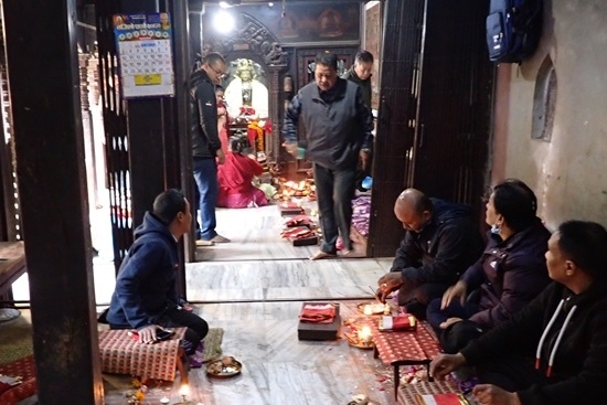 ネパール周遊記21. 　 2023年11月1日に日本を発ち、11月28日に帰国した。ネパールに向かう飛行機から8千m峰の4峰を見て、エベレストの遊覧飛行で、8千ｍ峰のチョオーユーとシシャパンマを見た。その後、ヒンズー教とチベット仏教の聖地が共存する標高3842mのカリンチョーク（Kalinchowk）を訪れ、帰りに古都のバクタプルに立ち寄った。カトマンズではタメル地区、ダルバール広場、ボダナート、パシュパティナートを訪れ、その後ポカラからベニを経て、タトパニ温泉、アンナプルナやダウラギリ山群を見るために標高3313mのMohare Dandaに登った。帰りはシンハ硫黄泉（Singa Tatopani）で入浴し、ポカラに戻りサランコットで一泊した。それからポカラ東南東の宿に泊まったが、マナスルの眺めは不十分だったが、帰りの飛行機からマナスルが見えた。カトマンズではパタンや黄金寺院を訪れた。<br />　ゆっくりカトマンズの朝市を見た後、またバスでパタンに行って黄金寺院を参拝した。