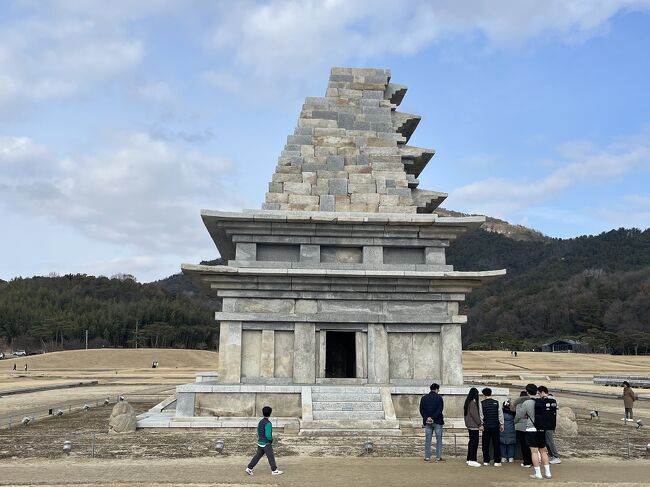 韓国の冬は寒い。そのイメージはかなり強い。なぜならば私がこの国を訪れるのは決まって寒い季節だからである。<br />マイルレスキューのタイミングが来てパンデミック直前の渡韓以来となる２月の韓国訪問をプランした。目的地は以前から気になっていた忠清南道と全羅北道に点在する百済王朝の遺跡群達。古の昔でありながら実は想像よりはるかにインターナショナルな外交関係が百済と日本にはあったんじゃないの？その影をこの目で確かめるため寒さど真ん中の半島に行ってみた。まあ、その分あったまるものいただきましょうってことで韓国来りなば春遠からじの巻なのです。