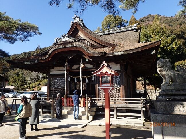 　1月14日に琵琶湖の西岸を車で走り、湖岸の白髭神社に立ち寄った。快晴だったが、屋根に白い霜？雪？が残り、少し寒かったが多くの人が参拝に来ていた。