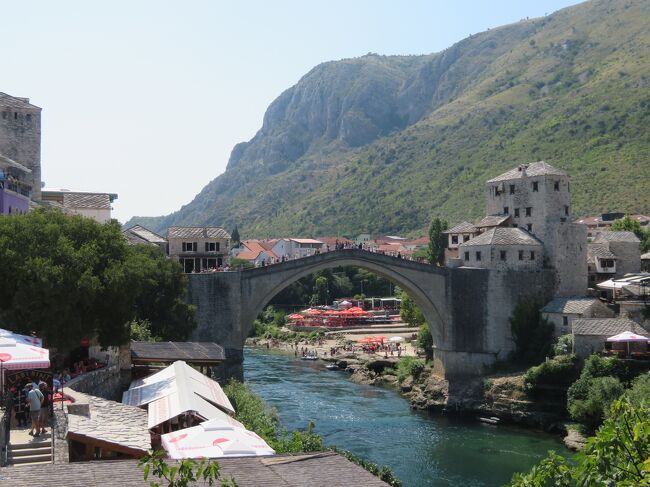 夏旅　6日目<br />サラエボ駅からモスタルへバスの旅です<br /><br />モスタルへはドブロブニク（クロアチア）からのバスツアーが多いようです<br />10年前のドブロブニク旅行中はモスタルへの one day tripを断念したので <br />とても楽しみです<br /><br />「モスタルへは鉄道の方が眺めが良いのに…」とホテルのスタッフは<br />残念そうに　でも笑顔で話しかけてくれました<br />彼女の娘さんは数年前日本に留学しており<br />その時の写真を見せてくれて「日本は美しい！！」と<br />何度も楽しそうに話してくれました　とてもうれしかったです