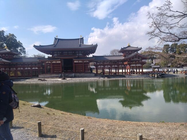 　宇治市は京都市の南に位置しており、昔から交通の要所として発展した多くの歴史や文化遺産の残る都市です。人口は約18万5千人、面積67．54平方キロメートルと、京都市に次ぐ京都府内で第二都市となっています。<br />　宇治市は世界遺産の平等院・宇治上神社をはじめ、多数の社寺仏閣がたくさんあります。特産品の「宇治茶」は、高級茶として有名になっており、最近では宇治抹茶を使用したスイーツなども人気を博しています。<br />　宇治の地名の由来は、「三方を山に囲まれた地域」という意味から来ています。<br />　最近は転職活動をしていたため、投稿が出来ずに申し訳ございません。<br />　最後になりますが、私の旅行記を見て宇治市に行きたいと思ったきっかけ及び宇治市に旅行に行く時の参考となれば幸いです。宇治の旅行が皆様にとって忘れならない思い出になります事を心よりお祈り致します。<br />（参考資料）<br />・RTCO BLUＧ<br />・ええとこ発見うじ<br />・宇治市　<br />・そうだ、京都に行こう