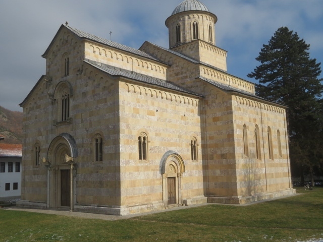 コソボ　「行った所・見た所」　ペーヤのデチャニ修道院に入りフレスコ画を見てきました