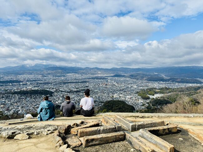 世界に誇る観光地、「京都」といえば寺社仏閣ですが、今回の目的は「山歩き」。京都には、伏見稲荷から嵐山までをぐるっとつなぐ全長130キロメートルの「京都一周トレイル」が整備されており、歴史と自然を同時に楽しむことができます。<br />今回は、そのトレイルの王道コース「蹴上～大文字山」を歩いてきました！<br /><br />■１日目<br />7：12発　東海道新幹線にて京都へ<br />9：23着　京都駅<br /><br />10：20　蹴上駅より登山開始<br />11：45　大文字山三角点到着<br />12：50　大文字山より下山<br />銀閣寺、哲学の道、岡崎神社、交通神社、西尾八つ橋本店、熊野神社を経由<br />15：30　東山駅到着、地下鉄にて京都駅へ<br /><br />16：00　ホテルチェックイン<br />18：00　「おばんざい櫻川」にて夕食<br /><br />■２日目<br />11：00　ホテルチェックアウト<br />安井金毘羅、山椒ちりめんいずみ屋を経由し、藤井大丸へ<br />12：00　「喫茶マドラグ」にて昼食<br /><br />14：21発　東海道新幹線にて東京へ<br />16：33着　東京駅