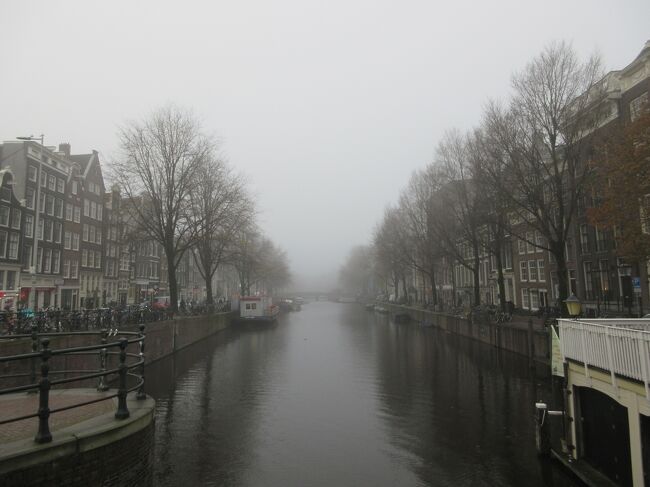 アムステルダム旧市街は運河の街。<br />ちょうど小雨が降るか降らないかの天気は冬のモノトーンの風景としてしっとりとした街の感じを受けました。<br />屋外の寒さと、店に入った時の温かさと人の集いが感じられる旅でした。<br />