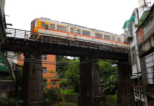 <平渓駅>駅前には天燈上げの店が並んでいます。列車は1時間に上下1本ずつ走るので線路内立ち入りはお薦めできませんが。日本統治時代に造られた防空壕。山頂に設置された鐘を見に行きました。炭鉱は米軍の空襲目標となっており、採掘の安全を確保するため、ここで昼夜監視する係が居て空襲警報の鐘を鳴らしました。山頂に行かず、下の飲食店で待っていた父と合流し、臭豆腐と麺を食べました。写真は「板條」という客家風 幅広麺。うるち米を挽きペースト状にし、薄く広げ蒸したものを細長く切った麺です。もちもちの弾力が特徴でした。