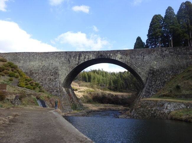 今年の年初は南部九州3県をめぐる。<br /><br />元日からつらいニュースが続きました。<br />でも、自分は自分のできることを精一杯やりつつ自分の日常も悔いが残らないように充実させていきたいと思う。<br /><br />年明け連休に南部九州のバス旅。<br />SUNQパスでめぐるといいつつ、なかなかバスだけでは回りきれずいろんな交通機関を使った珍道中になってしまいました。<br /><br /><br />2日目は鹿児島から熊本に移動して、国宝に認定されることが決まった通潤橋へ。そして夜は不知火海の海の幸をいただきます。