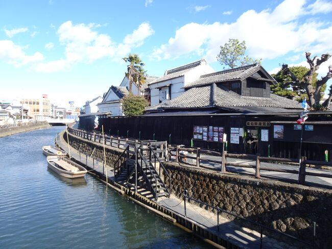 栃木山車会館で、秋祭りの様子を知った後は、大正時代の建物を使った洋館カフェでランチ。<br />そして今回の栃木市訪問の目的の一つである、巴波川（うずまかわ）の遊覧船に乗ってみました。<br />船頭さんの語りと歌が良かったな～<br />そして塚田歴史伝説館へ。<br />ココは木材回漕問屋を営んできた豪商、塚田家を拝見します。<br />ロボットが売りというのが面白かったな～<br />三味線弾きのお婆さんは面白かった。<br />
