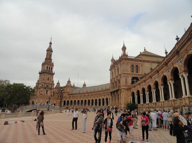 旅行9日目。この日はセビージャのスペイン広場、カセドラル、ヒラルダの塔を巡ります。午後はグラナダに移動しました。