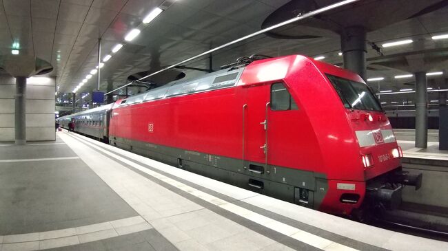 2023年冬の旅行は、2022年夏以来久しぶりの長距離列車の旅。前回はドイツとチェコを訪問しましたが、今回はさらに東へ足を延ばして、ポーランド→（チェコを通過→）オーストリア・スロバキアを旅してきました。パリを出発してから戻ってくるまでの列車乗車距離は実に3,600km。高速列車に乗ったり夜行列車に乗ったり、バラエティに富んだ旅になりました。<br /><br />旅の始まりはパリからベルリンまでの夜行列車。2023年12月に運行を開始したばかりのこの夜行列車に乗って一路ベルリン、そしてワルシャワを目指します。<br /><br />【今回の行程】<br />●12月16日（土）：パリ→（列車）→<br />●12月17日（日）：→ベルリン→（列車）ワルシャワ<br />○12月18日（月）：ワルシャワ市内観光<br />○12月19日（火）：ワルシャワ市内観光<br />○12月20日（水）：ワルシャワ→（列車）クラクフ<br />○12月21日（木）：クラクフ市内観光<br />○12月22日（金）：ヴィエリチカ岩塩抗、クラクフ市内観光<br />○12月23日（土）：クラクフ→（列車）ウィーン<br />○12月24日（日）：ウィーン市内観光<br />○12月25日（月）：ウィーン市内観光<br />○12月26日（火）：ブラチスラバ市内観光<br />○12月27日（水）：ウィーン市内観光、ウィーン→（列車）→<br />○12月28日（木）：→パリ<br /><br />【12月16～17日】<br />総移動距離2047.8km（徒歩5.1km、鉄道2042.7km）<br />総歩数13251歩<br />