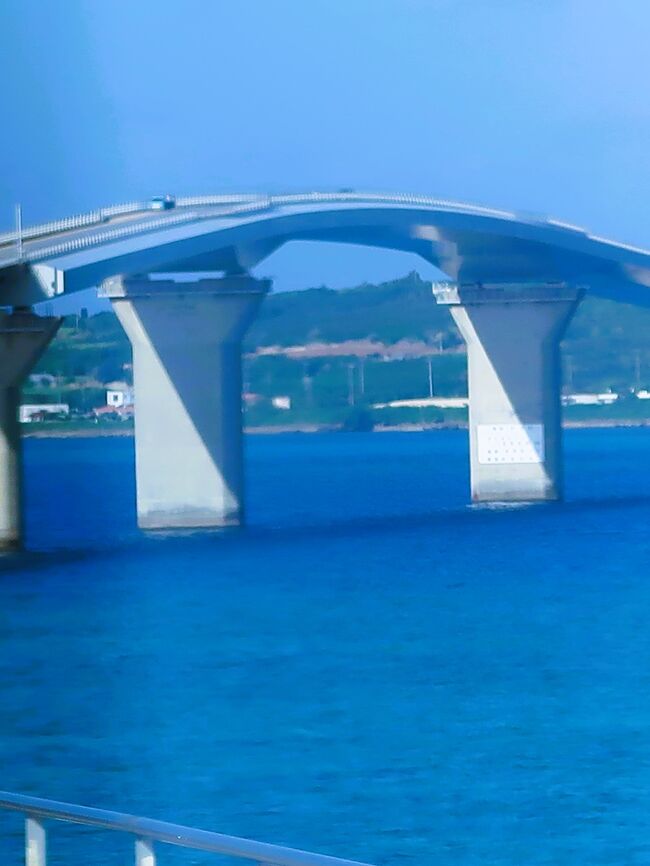 伊良部大橋は、沖縄県宮古島市の宮古島と伊良部島とを結ぶ橋。<br />宮古島の平良港トゥリバー地区と伊良部島東南部の長山の浜近辺を結ぶ橋で、沖縄県道252号平良下地島空港線の一部。<br /><br />2006年（平成18年）3月に着工し、2015年（平成27年）1月31日に供用が開始。全長3,540メートル (m)<br />離島どうしを結ぶ橋としては日本最長で、無料橋としても日本最長。<br /><br />橋梁の構造は一般部がPC連続箱桁橋、主航路部が鋼床版箱桁橋とされ、本橋部分の全長は3,540 mに及ぶ。<br />取付道路は2,960 m、2箇所で計600 mの海中道路。本橋部分と取付道路を合計すると、全長は6,500 mとなる。<br /><br />橋梁の幅員は8.5 mで、幅3 mの片側1車線道路の両側に幅1.25 mの路肩が設けられる。主航路部は船舶の通航のため、支間長180 m、クリアランス27 mとされる。また橋全体では、緩いカーブを描く線形をしている。<br /><br />新北九州空港線（全長2,100 m）を上回り、通行料金を徴収しない橋としては日本最長である。総事業費は399億円。<br /><br /><br />沖縄のマリンブルーの海中を突き進む長大橋からの眺望は好評で、伊良部大橋の開通により観光の促進や流通コストの削減が見込まれる。水道のコストも削減されたほか、医療や教育の面でも恩恵を与える大きな役目を果たしている。<br /><br />伊良部大橋　については・・<br />https://www.pref.okinawa.jp/machizukuri/dorokotsu/1012558/1012560/1012561/index.html<br />