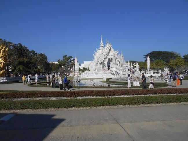 今回の旅の中で是非行きたいと思っていたのが、チェンライのカラフルなお寺。なかなかそれぞれを自分一人で行くのは難しいなあと思い、ツアーに参加しました。でも、結果素晴らしい旅になりました。いろんな知識も増えたしね。