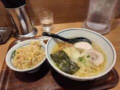 【新橋・一人飲み】まずいラーメンと極小サイズのサーモンいくら丼！焼き鳥リベンジ失敗！三代目鳥メロ