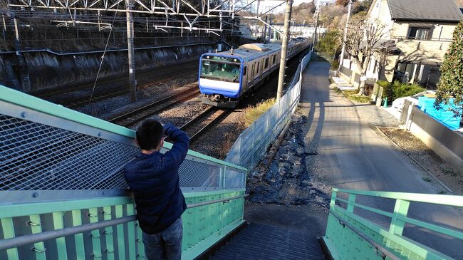 東戸塚駅北側で撮り鉄の息子（中学生）が鉄道写真の撮影。ちなみにスマホでの撮影。
